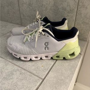 On Cloud sneakers (women’s 8)